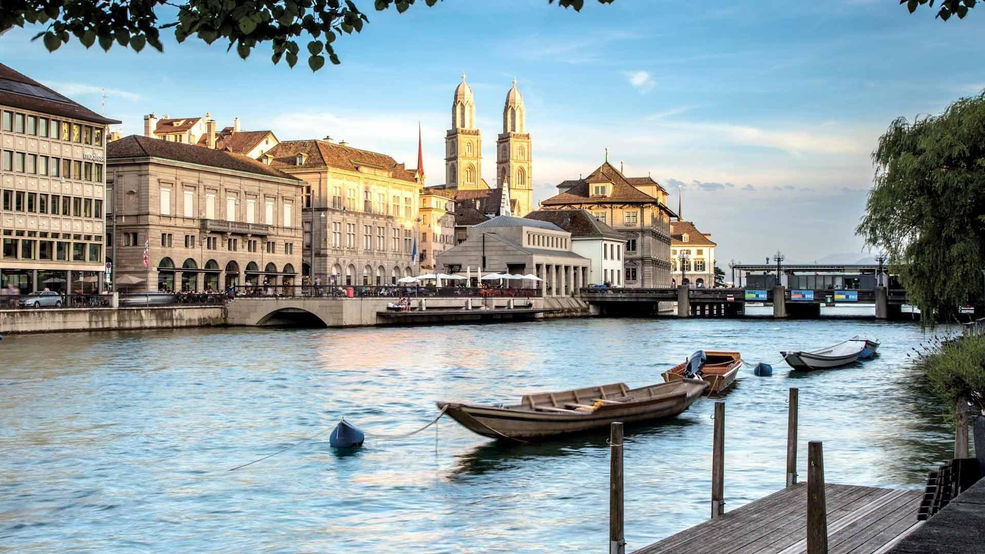 Zürich Altstadt an der Limmat — Confidio GmbH Finanzberatung Zürich